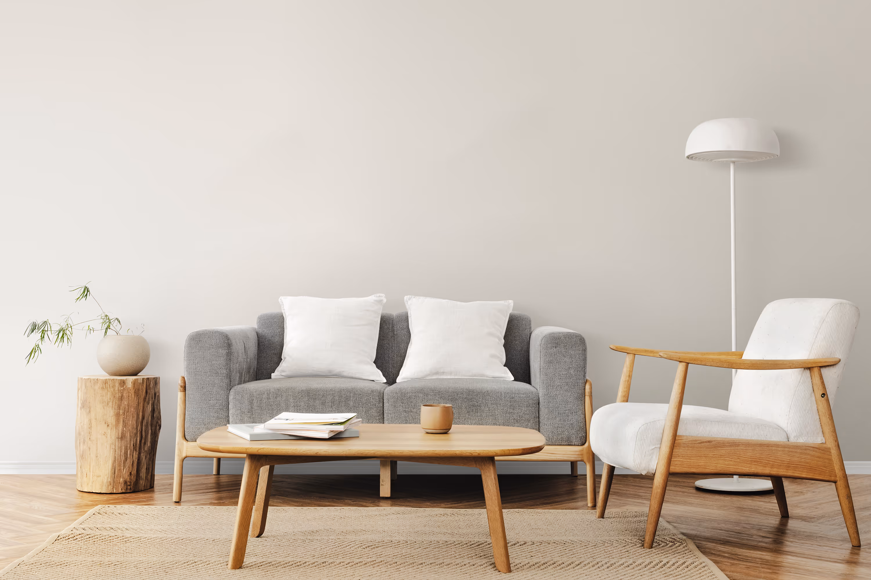 Sala de estar de estilo escandinavo com sofá cinza e mesa de centro de madeira